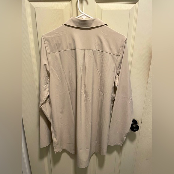 Athleta Urbanite top medium tall in beige - Picture 2 of 4
